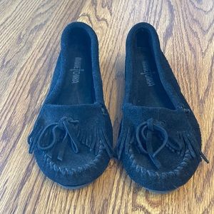 EUC Minnetonka Moccasins 400 Women’s Kilty Hardsole- Black Suede Leather, size 6